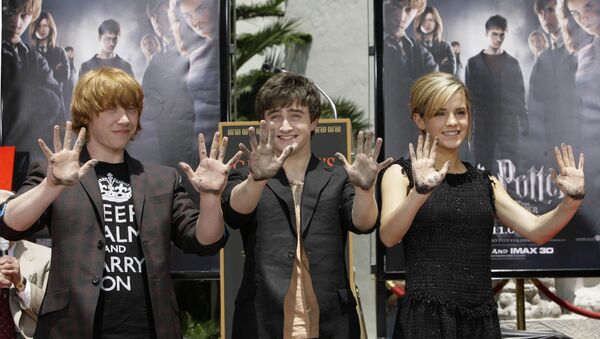 Las tres jóvenes estrellas de las películas de 'Harry Potter' Rupert Grint, Daniel Radcliff y Emma Watson - Sputnik Mundo