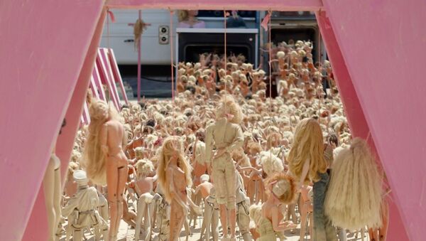 El campo de exterminio de Barbies, imagen del 2017 - Sputnik Mundo