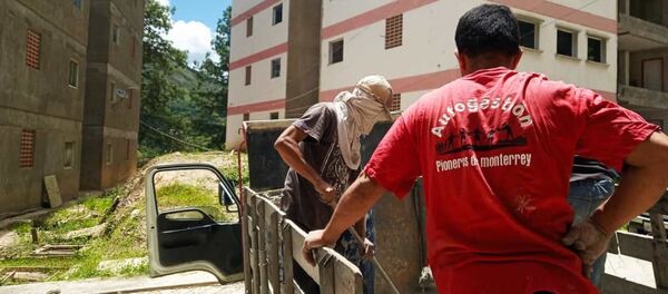 Descarga de cemento en la jornada de trabajo colectivo en la Nueva Comunidad Socialista Monterrey, Caracas, Venezuela Descarga de cemento en la jornada de trabajo colectivo en la Nueva Comunidad Socialista Monterrey, Caracas, Venezuela - Sputnik Mundo