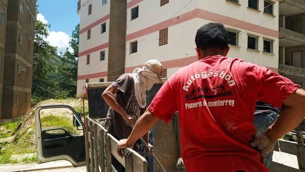 Descarga de cemento en la jornada de trabajo colectivo en la Nueva Comunidad Socialista Monterrey, Caracas, Venezuela - Sputnik Mundo