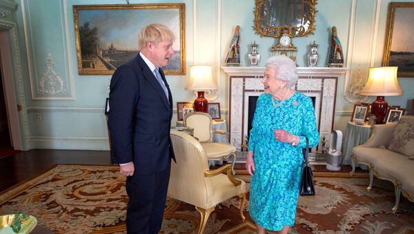 Boris Johnson, el primer ministro británico y la reina Isabel II - Sputnik Mundo