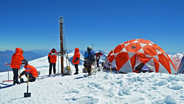 Científicos latinoamericanos y estadounidenses durante la expedición a la cima de la montaña Huascarán, en el norte de Perú, en julio de 2019 - Sputnik Mundo