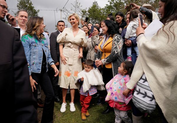 El tacón de Ivanka Trump y el contraste con la realidad de América Latina: mejores escenas El tacón de Ivanka Trump y el contraste con la realidad de América Latina: mejores escenas - Sputnik Mundo