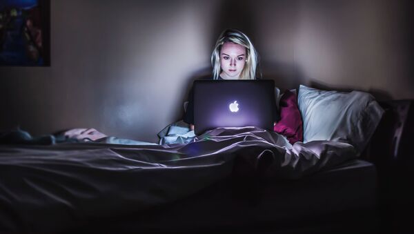 Una muchacha usa una computadora - Sputnik Mundo