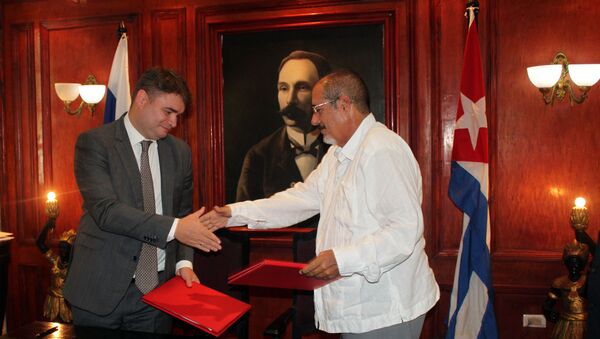 El viceministro de Industria y Comercio de Rusia, Vasily Osmakov, junto a su homólogo cubano José Gaspart Álvarez - Sputnik Mundo