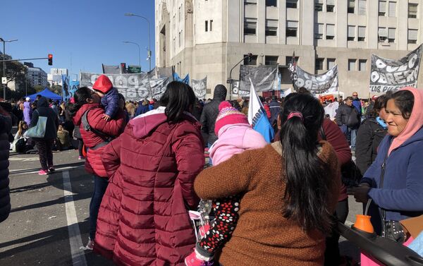 Manifestantes de organizaciones sociales en el acampe frente al Ministerio de Desarrollo Social - Sputnik Mundo