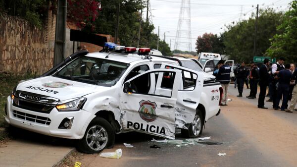 Camioneta policial destrozada tras el ataque de un grupo criminal para liberar al líder narco Teófilo Samudio - Sputnik Mundo
