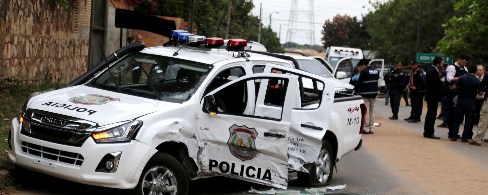 Camioneta policial destrozada tras el ataque de un grupo criminal para liberar al líder narco Teófilo Samudio - Sputnik Mundo, 1920, 12.09.2019