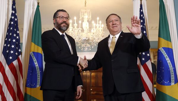 El secretario de Estado de EEUU, Mike Pompeo, y el canciller brasileño, Ernesto Araújo - Sputnik Mundo