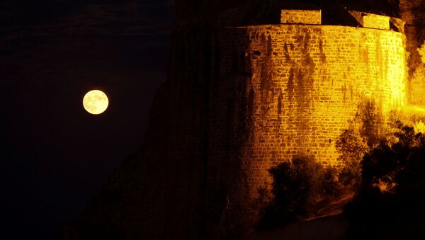 Una luna llena sale junto al castillo veneciano de la ciudad de Koroni, Grecia. - Sputnik Mundo