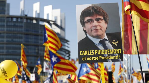 Marcha de protesta al frente del Parlamento Europeo (Estrasburgo, Francia) en contra de la persecución del líder independentista catalán, Carles Puigdemont, el 2 de julio de 2019 - Sputnik Mundo