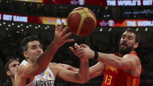 Luis Scola de Argentina y Marc Gasol de España durante la final de la Copa Mundial de baloncesto - Sputnik Mundo