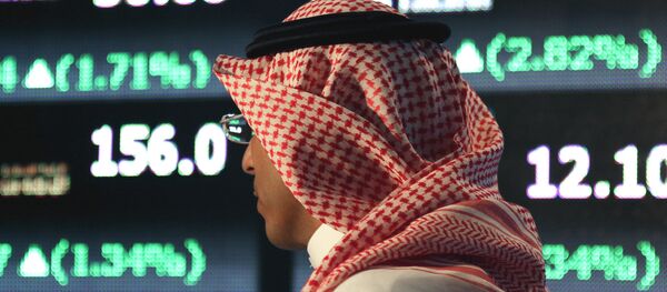Un hombre árabe en la bolsa de Tawadul, Arabia Saudí Un hombre árabe en la bolsa de Tawadul, Arabia Saudí - Sputnik Mundo