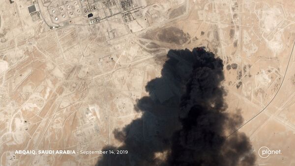 Imagen satelital muestra el humo en las refinerias saudíes Aramco tras el ataque con drones  - Sputnik Mundo