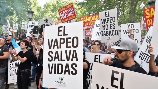 Los 'vapeadores' protestan contra la campaña antitabaco en Madrid - Sputnik Mundo
