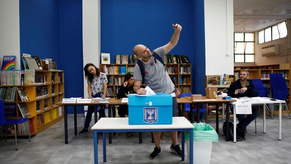 Un hombre votando en Tel Aviv, Israel - Sputnik Mundo