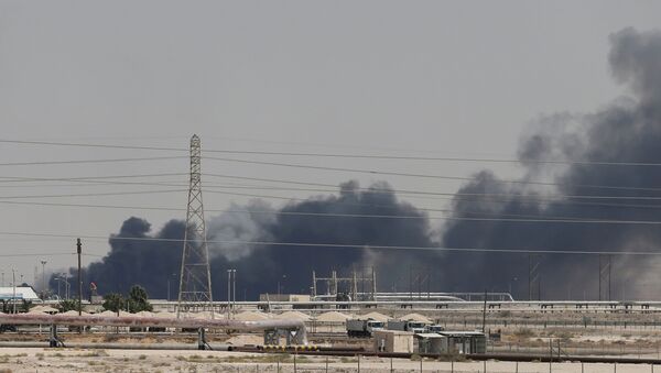 El humo encima de la petrolera Saudi Aramco - Sputnik Mundo
