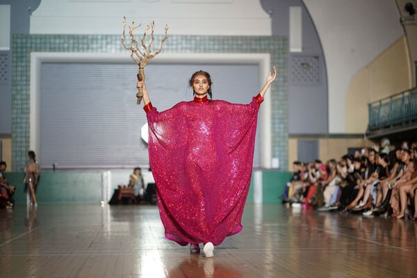 Extravagantes y semidesnudas: Campbell y otras modelos en la Semana de la Moda de Londres
 - Sputnik Mundo