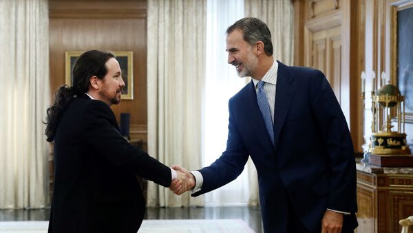 El secretario general de Podemos, Pablo Iglesias, y el rey Felipe VI - Sputnik Mundo