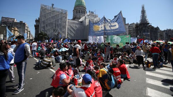 Los demonstrantes ante el Senado de Argentina en Buenos Aires - Sputnik Mundo