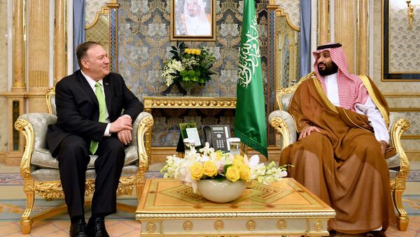 El secretario de Estado de EEUU, Mike Pompeo, y el príncipe heredero de Arabia Saudí, Mohammed bin Salman - Sputnik Mundo