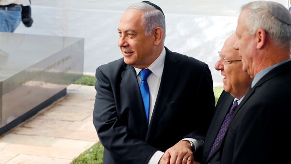 El primer ministro israelí en funciones, Benjamín Netanyahu, el presidente de Israel, Reuven Rivlinm y el líder de la coalición Azul y Blanco, Benny Gantz - Sputnik Mundo