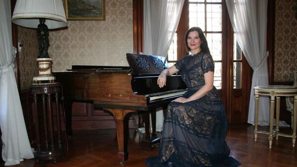 La cantanta de opera rusa Evgenia Pirshina durante su visita a la Embajada Rusa en Uruguay - Sputnik Mundo