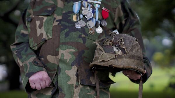 El veterano de la Guerra de las Malvinas muestra su casco dañado en el campo de batalla - Sputnik Mundo