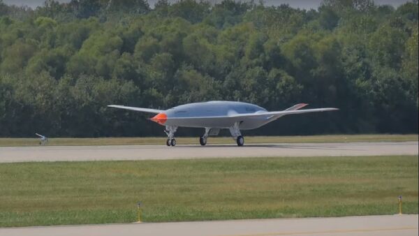 El primer vuelo de prueba del dron MQ-25 Stingray - Sputnik Mundo