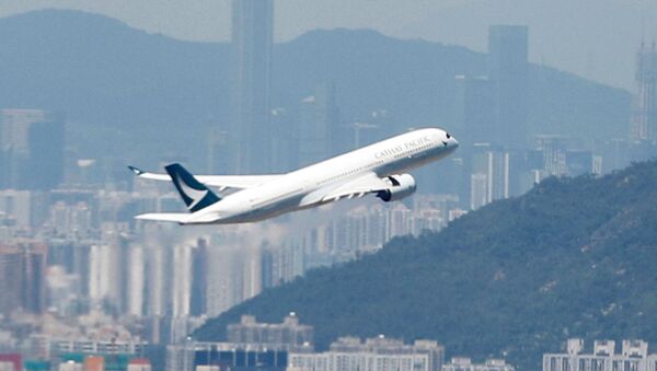 Un avión despegando desde el aeropuerto de Hong Kong - Sputnik Mundo