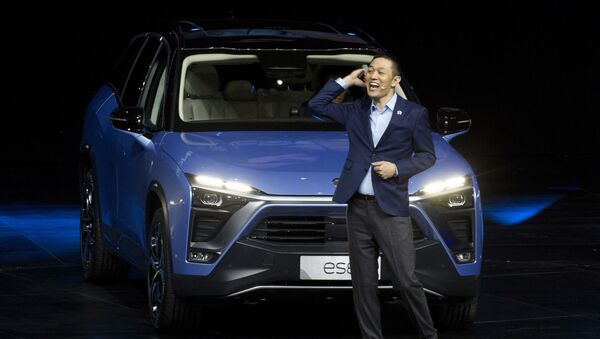 El empresario chino William Li presenta el auto eléctrico ES8 de NIO - Sputnik Mundo