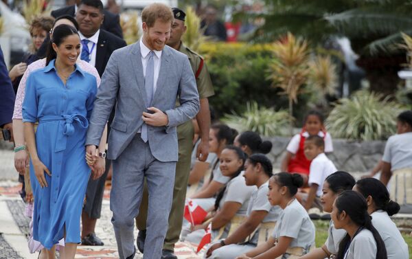 Meghan y el príncipe Enrique en Tonga, el 26 de octubre de 2018 - Sputnik Mundo