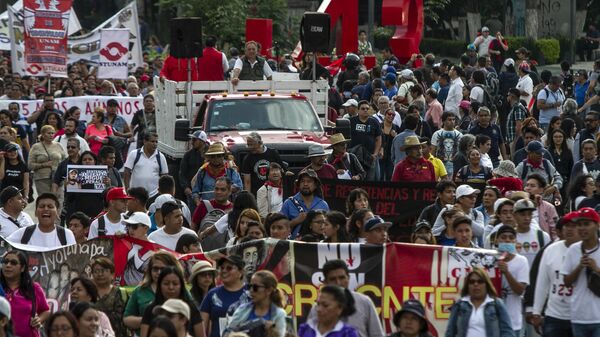 Asistentes a la manifestación en ciudad de México por los cinco años de la desaparición forzada de los 43 estudiantes de la normal rural de Ayotzinapa en el anti-monumento que recuerdo este crimen.  - Sputnik Mundo