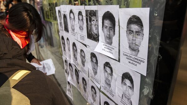 Retratos de los 43 estudiantes de Ayotzinapa desaparecidos (archivo) - Sputnik Mundo