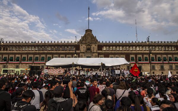 Mitín al finalizar la marcha por el reclamo de justicia a cinco años de la desaparición forzada de los 43 estudiantes de Ayotzinapa.  - Sputnik Mundo