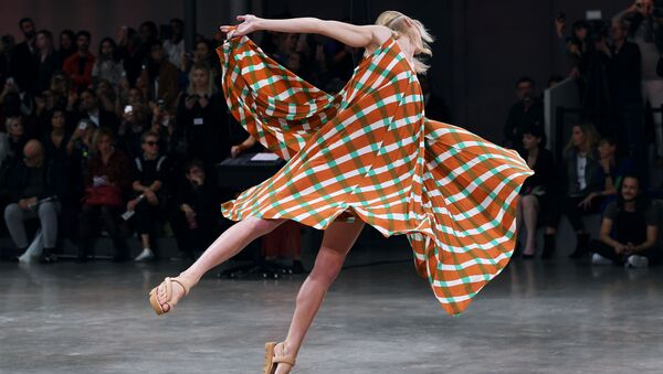 Paris Fashion Week: los mejores 'looks' de la primavera-verano 2020 - Sputnik Mundo
