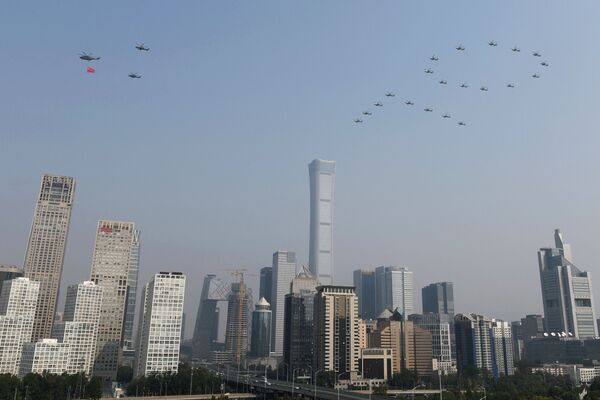 Военные вертолеты на военном параде в честь 70-летия образования КНР в Пекине  - Sputnik Mundo