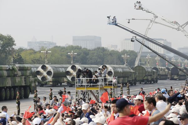 Журналисты фотографируют ракеты DF-41 и DF-5B на военном параде в честь 70-летия образования КНР в Пекине  - Sputnik Mundo