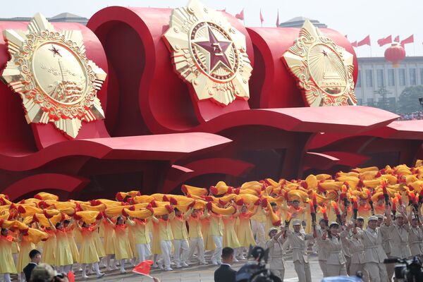 Участники военного парада в честь 70-летия образования КНР в Пекине  - Sputnik Mundo
