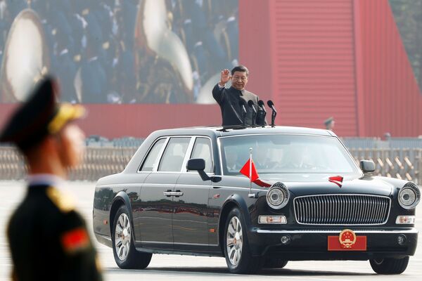 Президент Китая Си Цзиньпин на военном параде в честь 70-летия образования КНР в Пекине  - Sputnik Mundo
