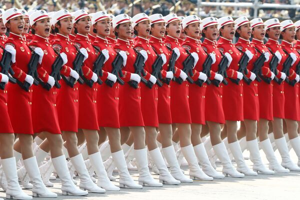 Солдаты армии Китая на военном параде в честь 70-летия образования КНР в Пекине - Sputnik Mundo