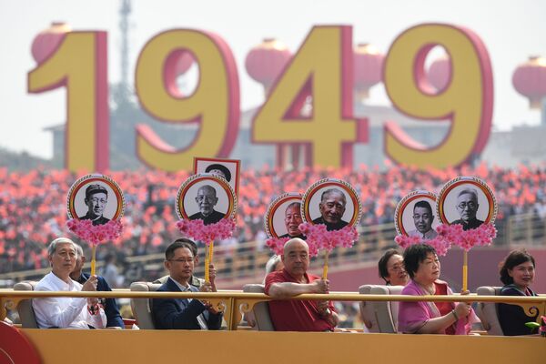 Родственники революционеров-мучеников на военном параде в честь 70-летия образования КНР в Пекине - Sputnik Mundo