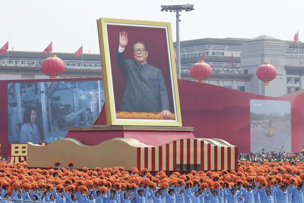 Артисты с портретом бывшего Генерального секретаря ЦК КПК Цзяна Цзэминя на военном параде в честь 70-летия образования КНР в Пекине - Sputnik Mundo