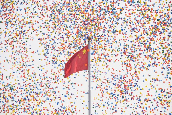 Запуск шаров в конце военного парада в честь 70-летия образования КНР в Пекине  - Sputnik Mundo