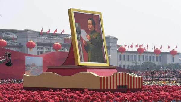 El retrato de Mao Zedong en la Plaza Tiananmen, en el 70 aniversario de la República Popular China - Sputnik Mundo