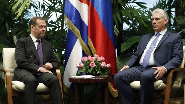 El encuentro del primer ministro ruso, Dmitri Medvédev y el presidente de Cuba, Miguel Díaz-Canel  - Sputnik Mundo