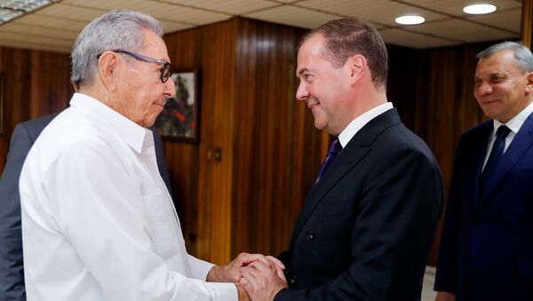 Raúl Castro, expresidente cubano, y primer ministro de Rusia, Dmitri Medvédev - Sputnik Mundo
