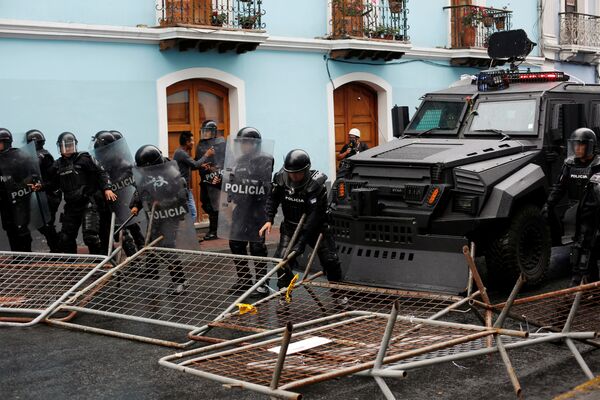 Riot police move barricades set up by demonstrators during a protest in Quito, Ecuador - Sputnik Mundo