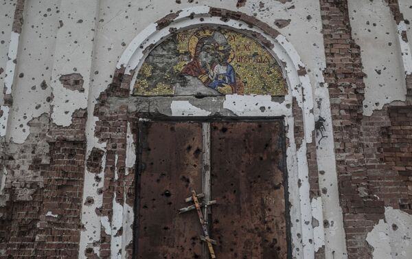 Monasterio Iversky en las afueras de Donetsk, dañado por los bombardeos (foto de la serie Zona Gris) - Sputnik Mundo
