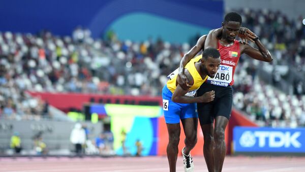 Los atletas Jonathan Busby, de Aruba, y Braima Dabó, de Guinea Bissau, durante el Campeonato Mundial de Atletismo de Doha en 2019  - Sputnik Mundo